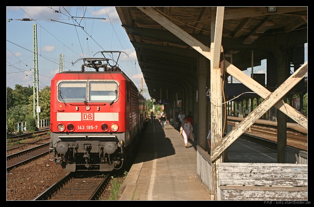 DB Regio 143 185-7 nach Magdeburg Hbf (gesehen Magdeburg Neustadt 19.08.2010)
<br>
- Update: ++ 23.01.2018 bei Bender, Opladen