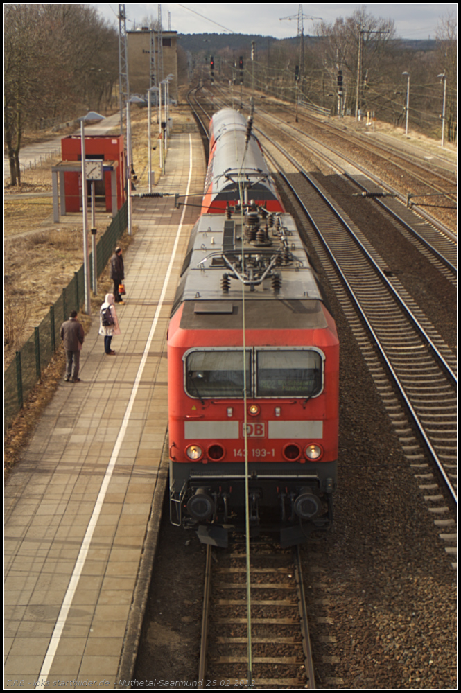 DB Regio 143 193-1 auf das Dach geschaut. In Nuthetal-Saarmund mit der RB22 Schnefeld Flughafen am 25.02.2012 aus Potsdam kommend unterwegs