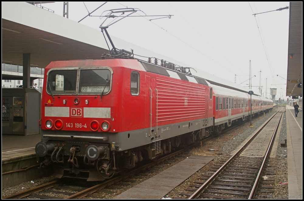 DB Regio 143 196-4 wird am 27.08.2011 ihre RB von Hamburg-Altona nach Itzehoe schieben
<br><br>
Regionalbahn Schleswig-Holstein, Kiel Hbf - Update: 2015 in Hamm Rbf z; 01/2016 verschrottet im Aw Bremen-Sebaldsbrück