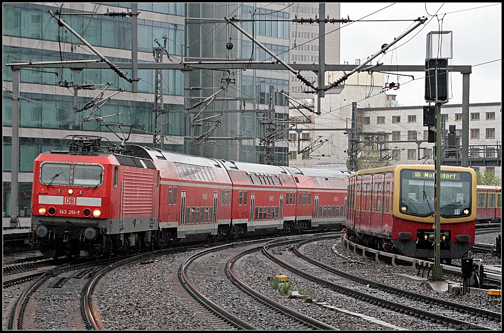 DB Regio 143 251-7 mit einem unbekanntem Regional-Express (Berlin Zoologischer Garten 15.05.2010)
<br><br>
- Update: ++ 03.2014 TSR Recycling GmbH & Co KG Magdeburg