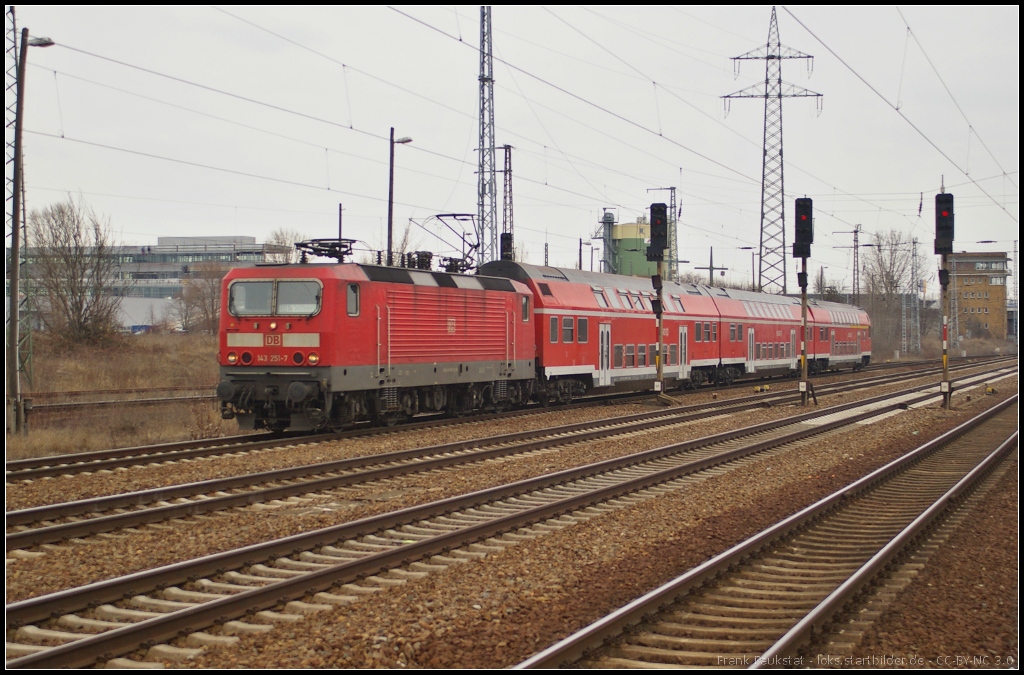 DB Regio 143 251 mit der RB14 Senftenberg am 03.04.2013 in Berlin Schnefeld Flughafen
<br><br>
- Update: ++ 03.2014 TSR Recycling GmbH & Co KG Magdeburg