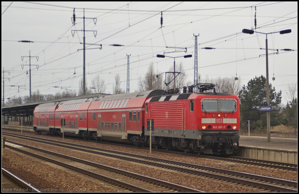 DB Regio 143 307 scheint verkehrt herum an den Doppelstock-Wagen angekuppelt zu sein, der ZZA ist nicht zu sehen. Am 03.04.2013 wird die RB14 nach Senftenberg gezogen.