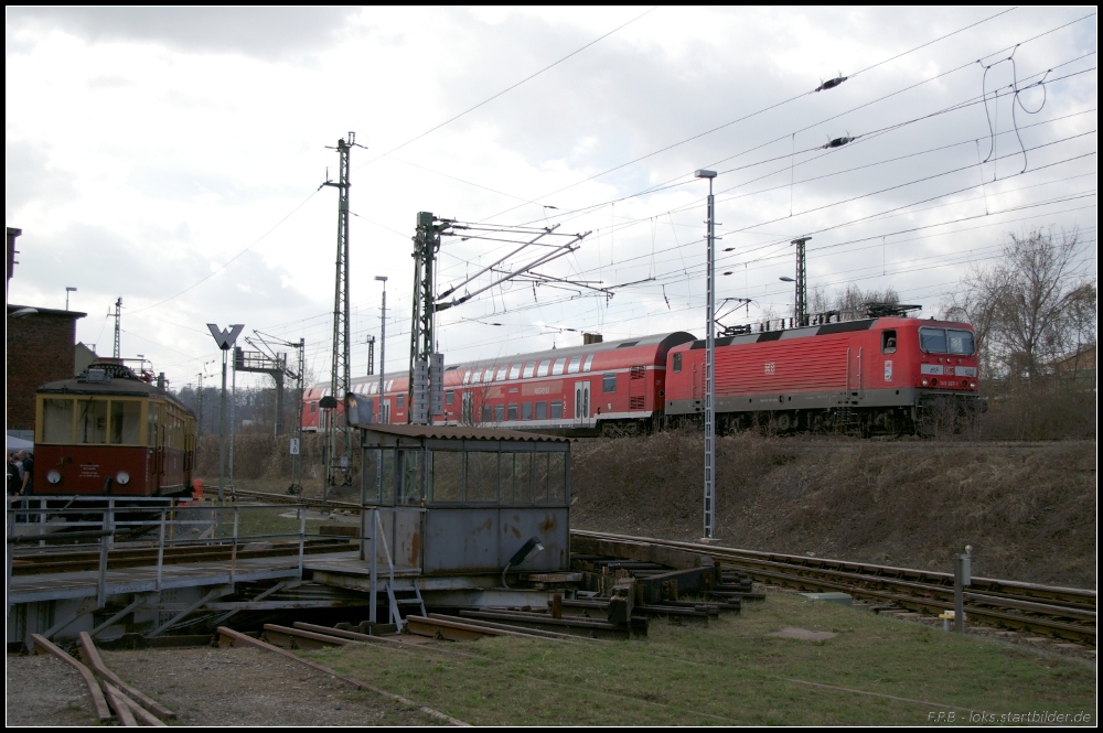 DB Regio 143 367 fährt mit der S3 aus Tharandt am Ausstellungsgelände des 3. Dresdner Dampfloktreffen vorbei und wird gleich zum Endhalt im Dresdner Hauptbahnhof einfahren (gesehen Dresden-Altstadt 02.04.2011)
<br><br>
- Update: ++ 07.12.2017 bei Bender, Opladen