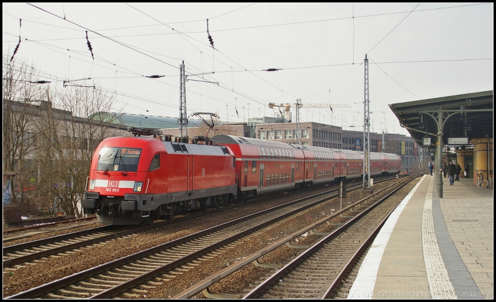 DB Regio 182 002 mit dem RE1 Frankfurt (Oder) am 09.04.2013 in Berlin-Köpenick