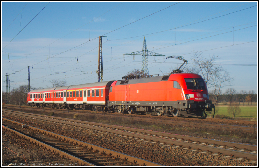 DB Regio 182 013-3 fährt mit der RB22 Potsdam Hbf am 22.11.2011 zum Halt in Nuthetal-Saarmund ein.