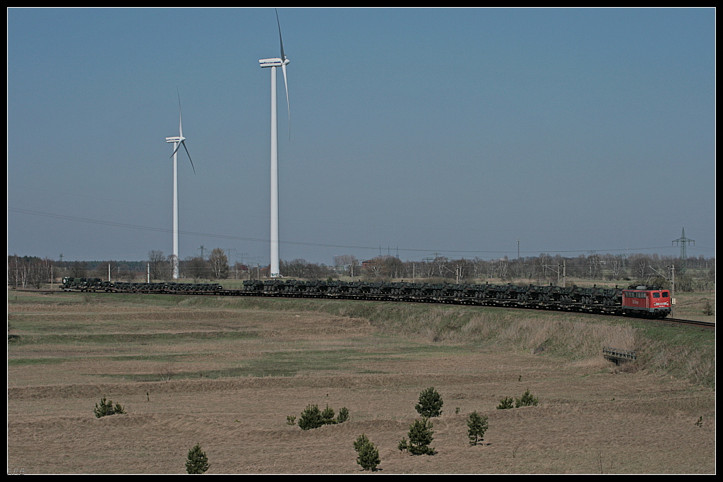 DB Schenker 140 070-2 mit Y-Transport in der Verbindungskurve nach Seddin (gesehen Ludwigsfelde Genshagener Heide 07.04.2010)