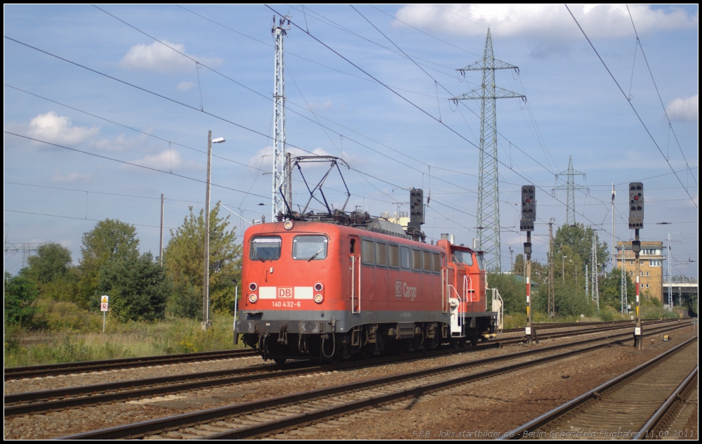 DB Schenker 140 432-6 und kalt am Haken 362 940 fuhr am 11.09.2011 durch den Bahnhof Berlin Schönefeld Flughafen