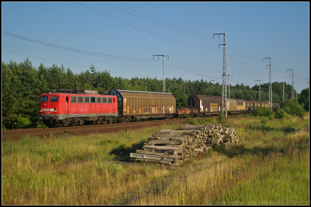 DB Schenker 140 569 mit einem gemischtem Gterzug am 06.07.2013 in der Berliner Wuhlheide