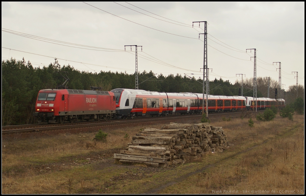 DB Schenker 145 003 mit der berfhrung von NSB 75114 und NSB 75115 am 17.04.2013 in der Berliner Wuhlheide. Die  Norwegische Staatsbahn hat bei Stadler 50 fnfteilige Triebzge mit einer Option auf weitere 100 Zge bestellt. Eingesetzt werden sie im S-Bahnverkehr um Oslo, gewartet werden die Zge in Skien. Bei den Zgen handelt es sich um die in Deutschland bekannten FLIRT mit abweichenden Kopfdesign mit einer Hchstgeschwindigkeit von 200 km/h und sollen langfristig die veraltete Baureihe 69 ablsen (Stadler FLIRT, NSB Typ 75)