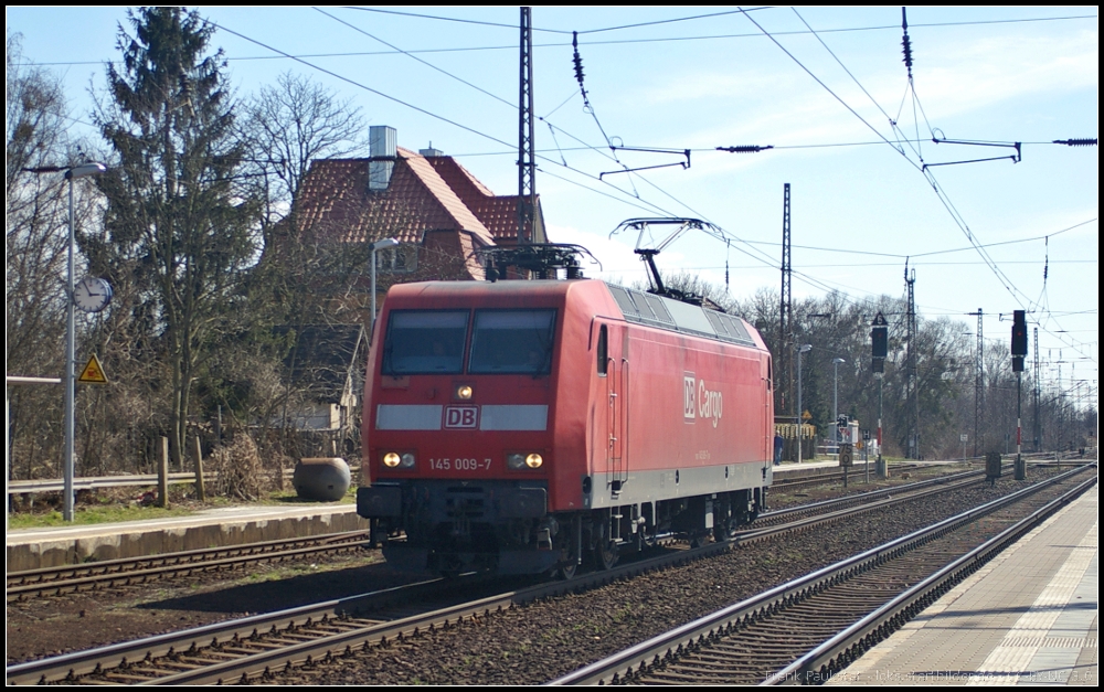 DB Schenker 145 009 solo im Gegenlicht am 15.04.2013 in Wustermark-Priort