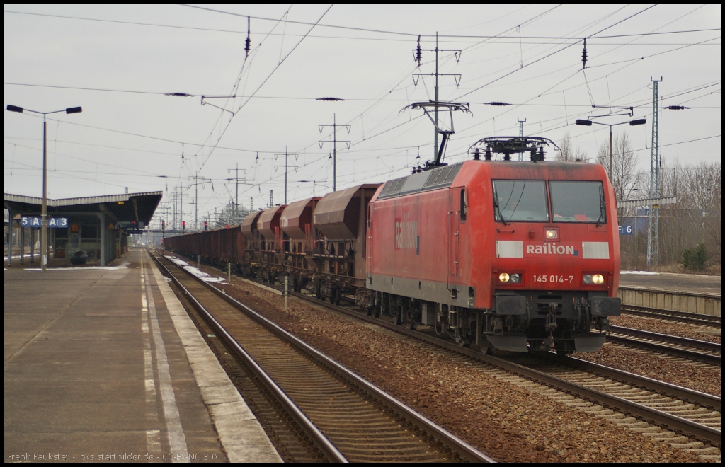 DB Schenker 145 014 mit Schotter am 03.04.2013 in Berlin Schnefeld Flughafen