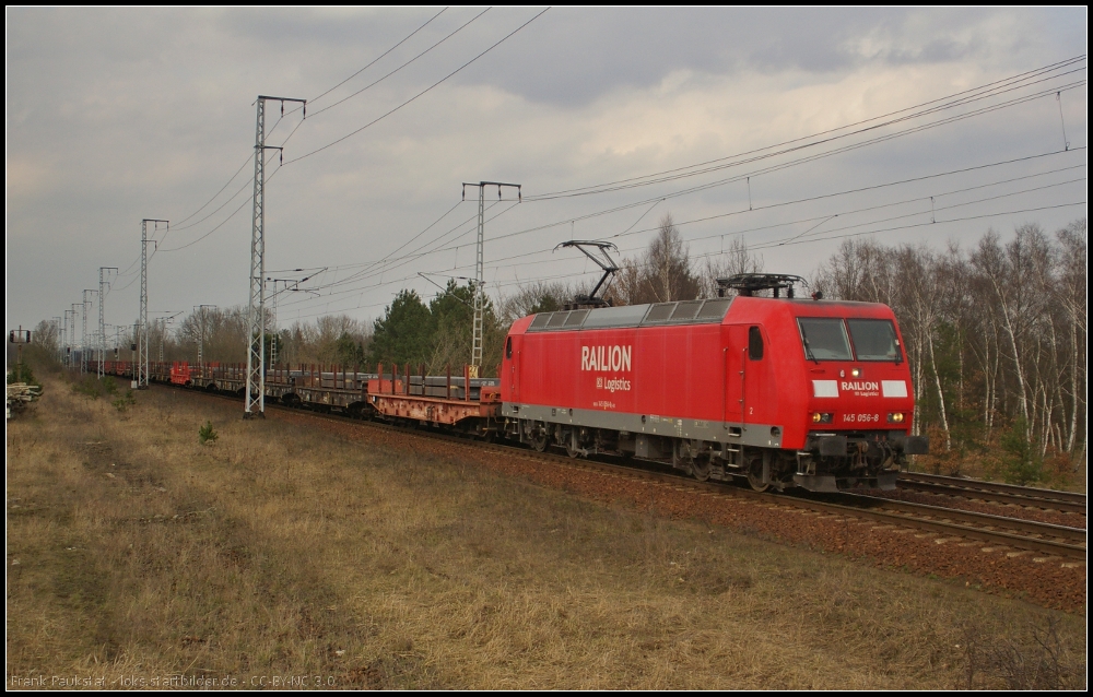 DB Schenker 145 056 mit Stahlbrammen am 17.04.2013 in der Berliner Wuhlheide