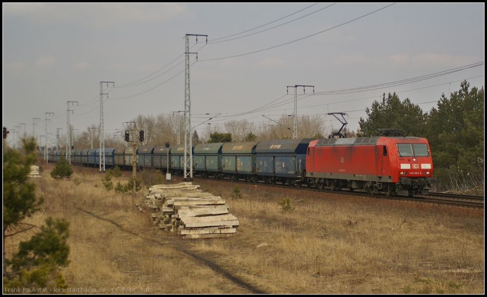 DB Schenker 145 064 mit schadhaften Fals der PKP Cargo aus Ruhleben zur Reparatur am 09.4.2013 in der Berliner Wuhlheide