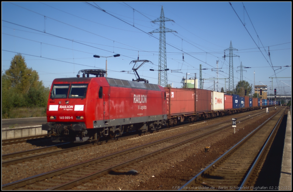 DB Schenker 145 065-9 mit einem Containerzug am 02.10.2011 in Berlin Schönefeld Flughafen