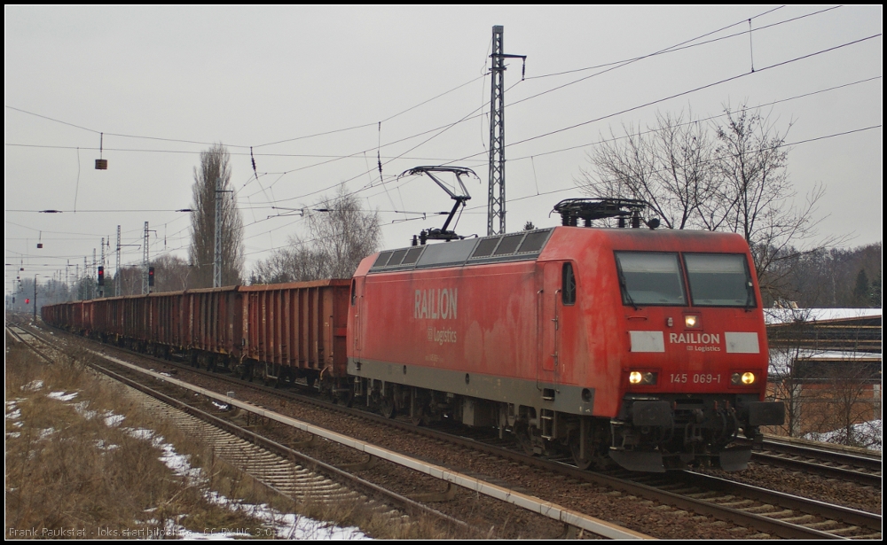 DB Schenker 145 069 mit einem Leerzug am 12.02.2013 Hhe Berlin-Karow