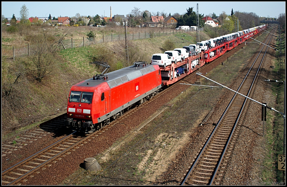 DB Schenker 145 072-5 mit neuen Autos von Fiat Richtung Süden (gesehen Berlin Altglienicke 10.04.2011)