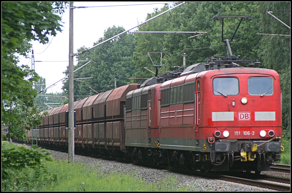 DB Schenker 151 106-2 mit einer Schwesterlok und dem Kohlependel unterwegs (gesehen Erkner 05.08.2010)