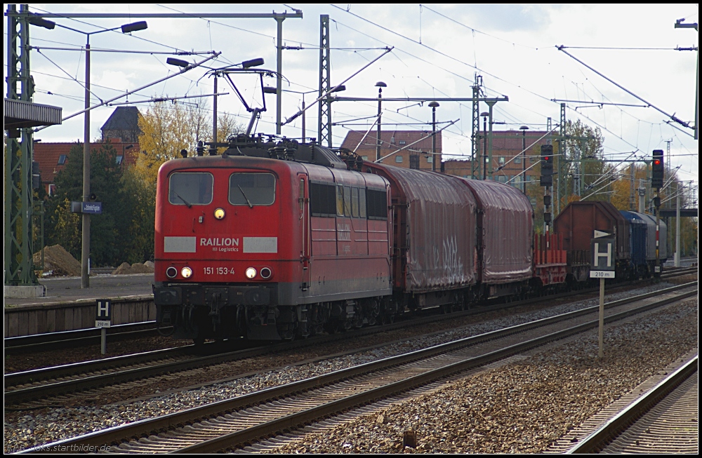 DB Schenker 151 153-4 mit acht Güterwagen Richtung Berlin (gesehen Berlin Schönefeld Flughafen 26.10.2010)