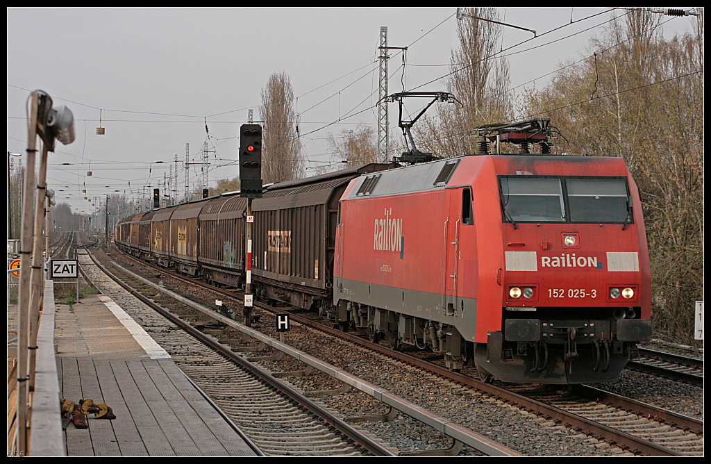 DB Schenker 152 025-3 mit Transwaggon-Wagenzug (Berlin Karow 13.04.2010)