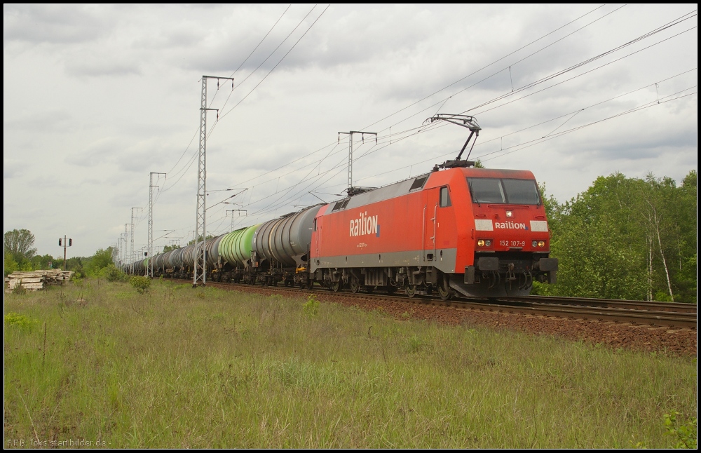 DB Schenker 152 107-9 mit Kesselzug am 10.05.2012 in Berlin Wuhlheide