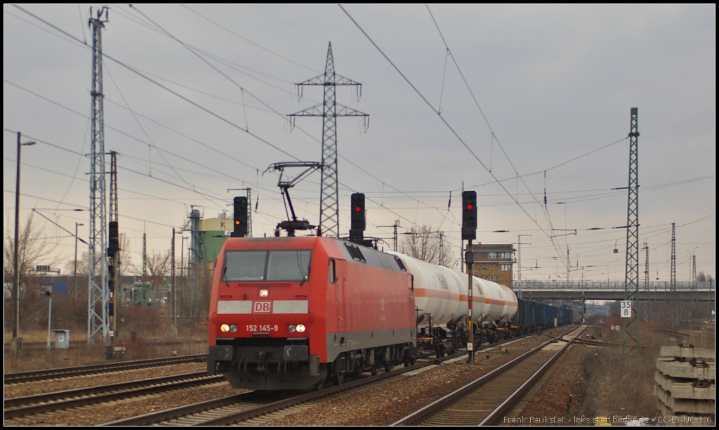 DB Schenker 152 145 mit einem gemischtem Gterzug am 03.04.2013 in Berlin Schnefeld Flughafen