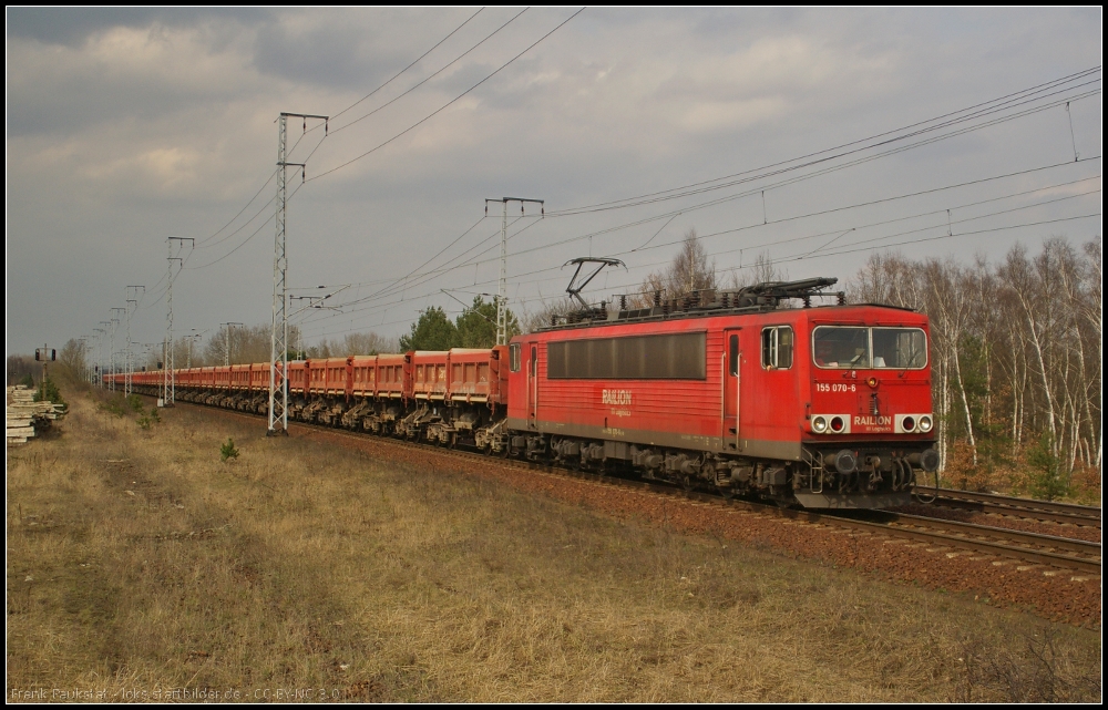 DB Schenker 155 070-6 am 17.04.2013 mit Fans-Wagen in der Berliner Wuhlheide
<br><br>
Upgrade: 08/2013 mit unbekanntem Standort z; 05/2015 in Rostock-Seehafen z; ++ 07.09.2015 in Opladen