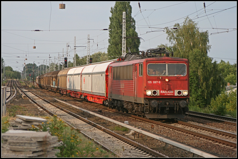 DB Schenker 155 087-0 mit Seitenschiebewandwagen unterwegs zum Karower Kreuz (gesehen Berlin Karow 04.08.2010)