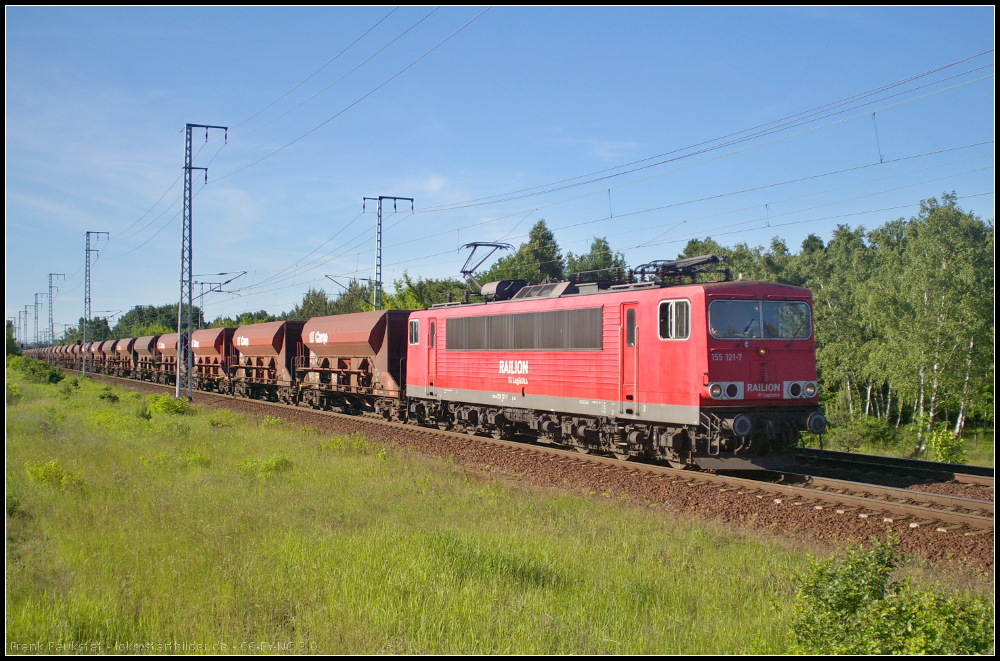 DB Schenker 155 121 mit Facns-Wagen am 05.06.2013 in der Berliner Wuhlheide