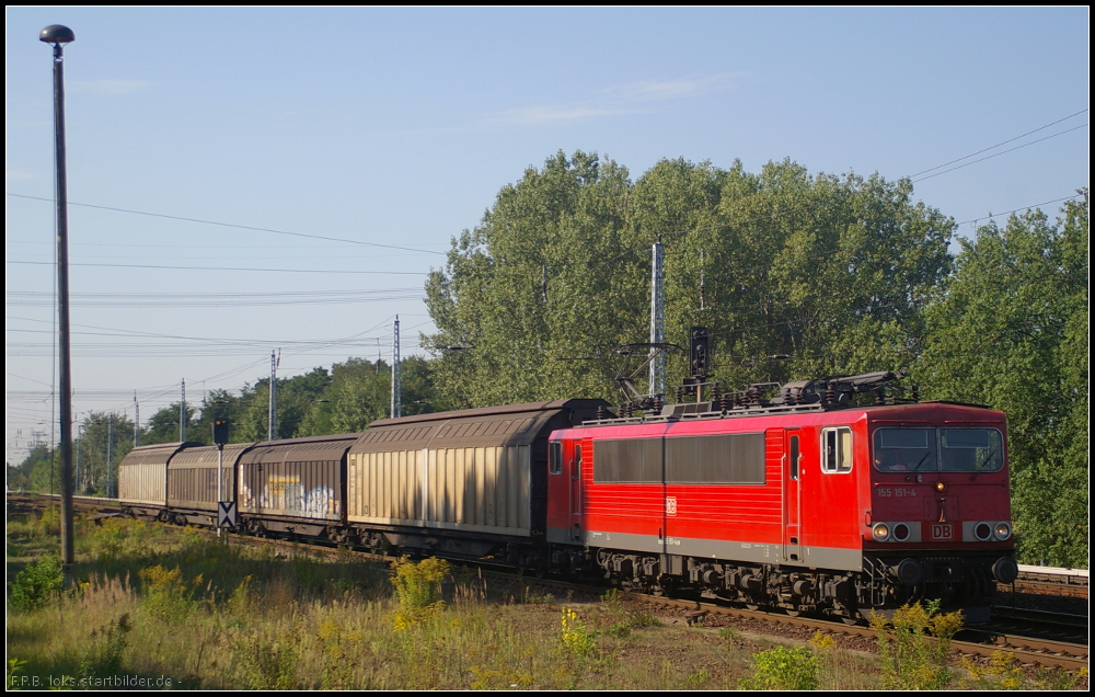 DB Schenker 155 151-4 mit vier Güterwagen am 11.09.2012 in Berlin-Buch