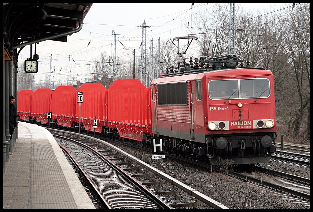 DB Schenker 155 194-4 mit neuen Gterwagen der Gattung Rnoos.644 (Berlin Kpenick, 13.03.2010)
<br><br>
Update: 11/2014 in Rostock-Seehafen als Ersatzteilspender z; 22.08.2015 in Opladen verschrottet