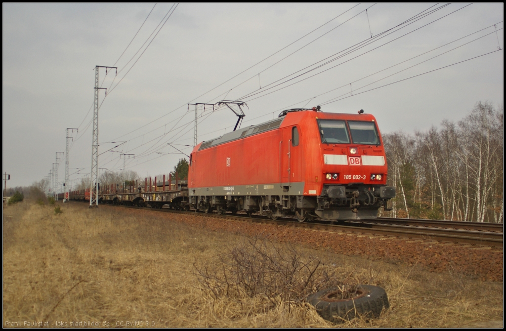 DB Schenker 185 002 mit Stahlbrammen am 09.04.2013 in der Berliner Wuhlheide