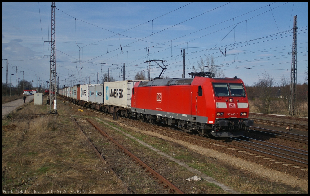 DB Schenker 185 045 mit einem Container-Zug am 15.04.2013 in Wustermark-Priort