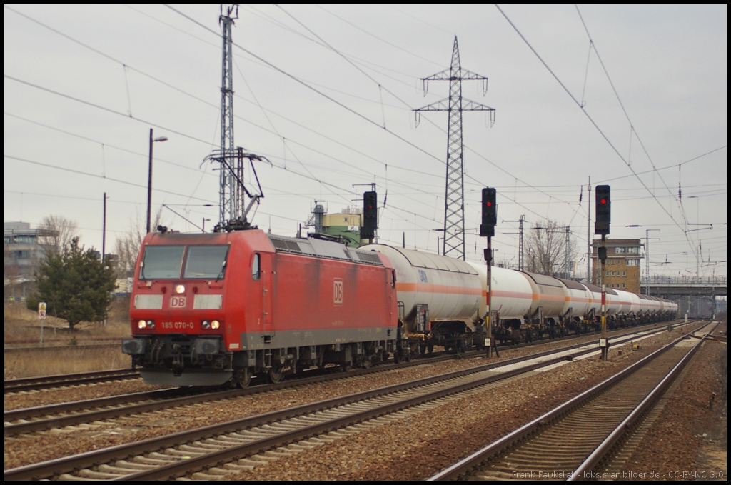 DB Schenker 185 070 mit Druckkesselwagen am 03.04.2013 in Berlin Schnefeld Flughafen