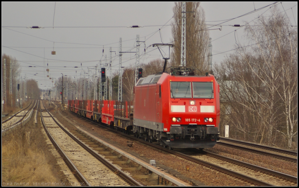 DB Schenker 185 172 mit Stahlplatten am 08.04.2013 in Berlin-Karow