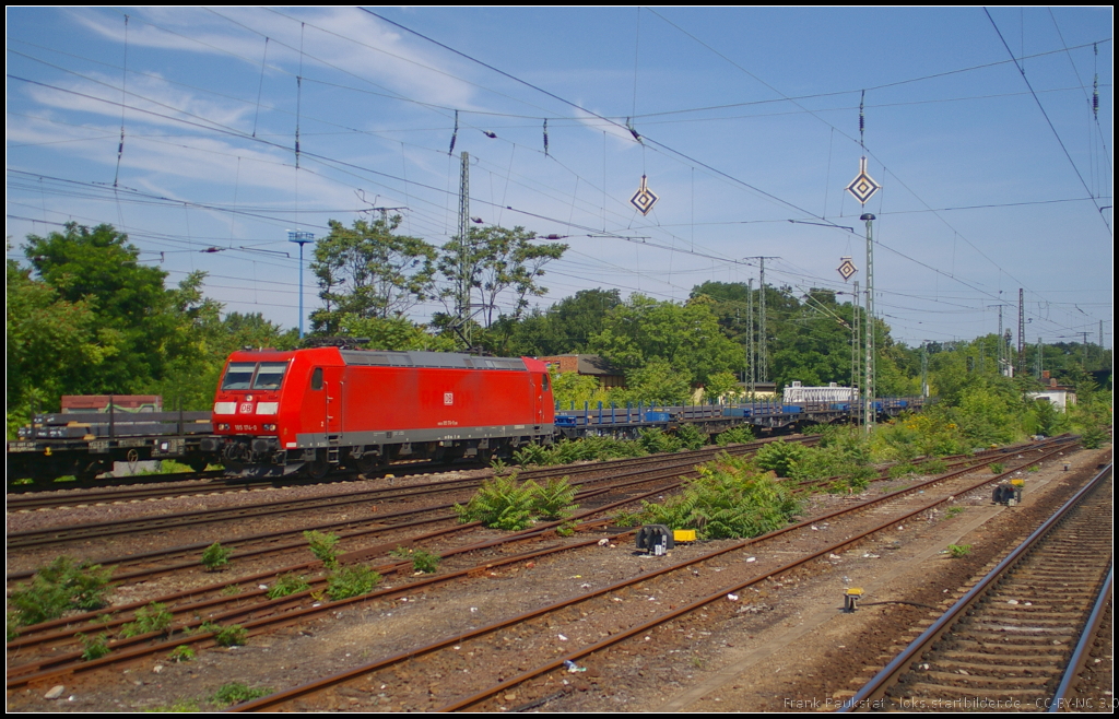 DB Schenker 185 174 mit Stahlbrammen am 16.07.2013 in Magdeburg