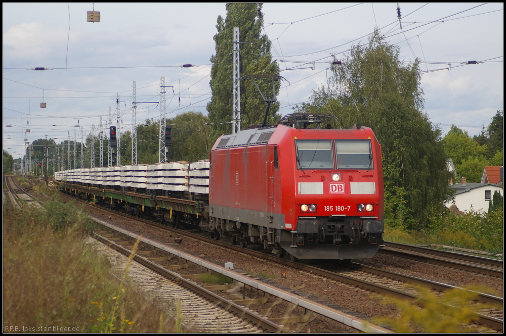 DB Schenker 185 180-7 mit einem Schwellenzug am 12.09.2012 in Berlin-Karow