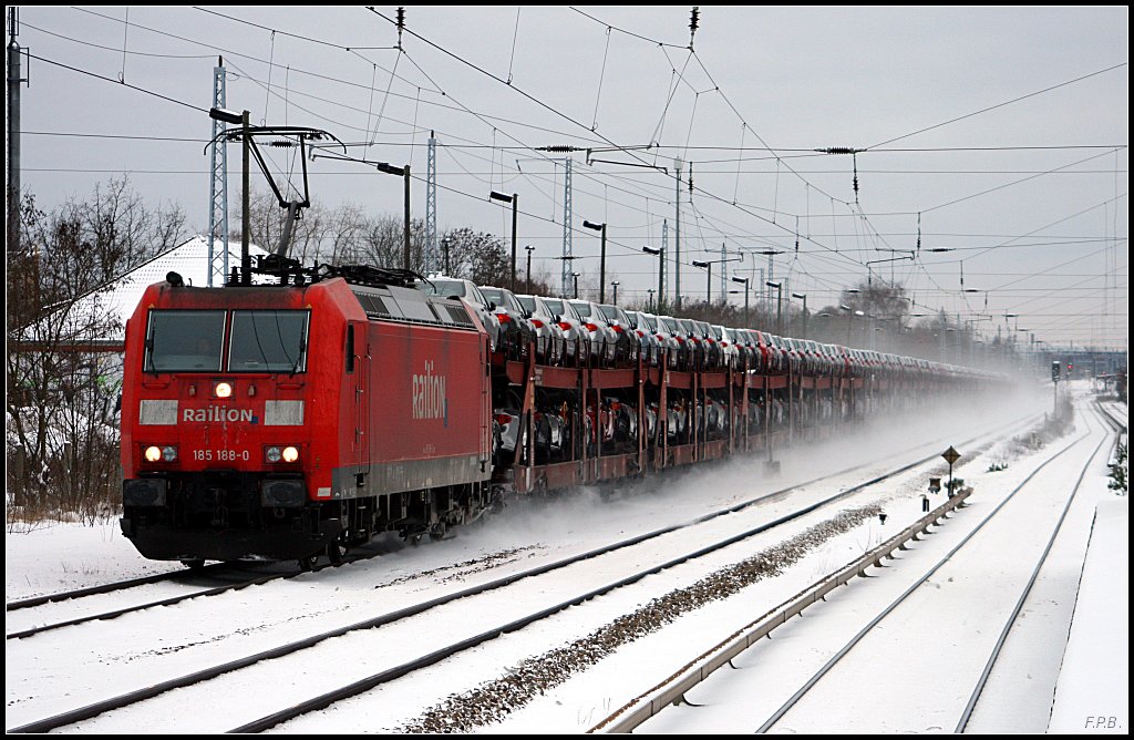 DB Schenker 185 188-0 verpasst einer Ladung Neuwagen einen Wintertest (Berlin Friedrichshagen, 01.01.2010)