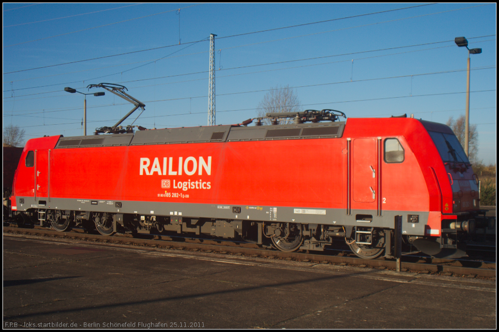 DB Schenker 185 282-1 und Schüttgutwagen kommt am 25.11.2011 durch Berlin Schönefeld Flughafen.