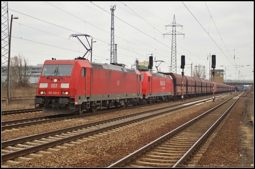 DB Schenker 185 348 mit einer Schwesterlok und einem Erzzug am 03.04.2013 in Berlin Schnefeld Flughafen