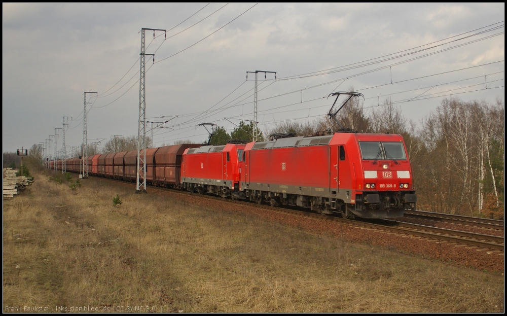 DB Schenker 185 368 und 185 360 mit einem Erz-Zug am 17.04.2013 in der Berliner Wuhlheide