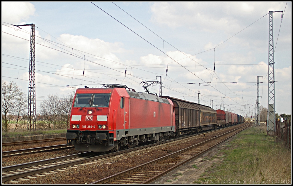 DB Schenker 185 386-0 mit gemischtem Gterzug (gesehen Nuthetal-Saarmund 14.04.2012)