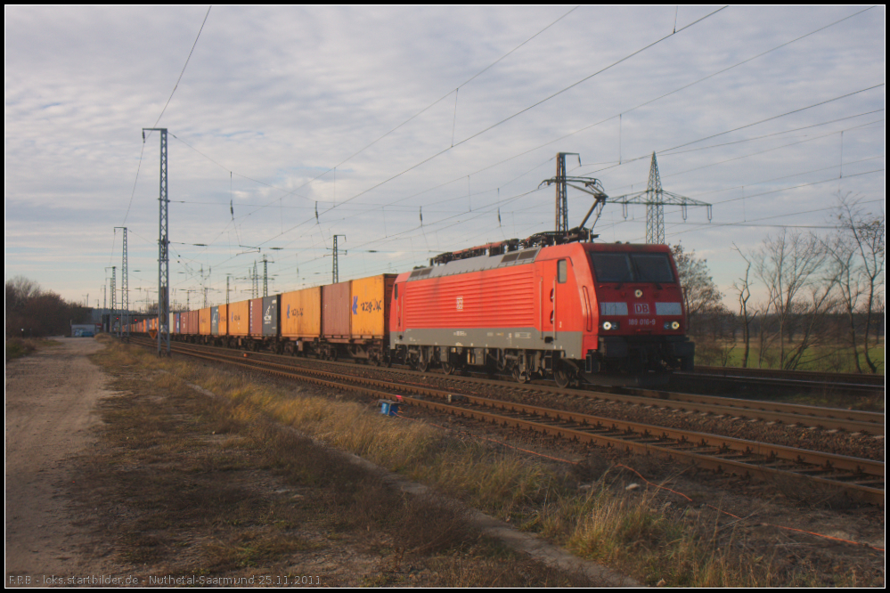 DB Schenker 189 016-9 fuhr mit einem Containerzug am 25.11.2011 durch Nuthetal-Saarmund.