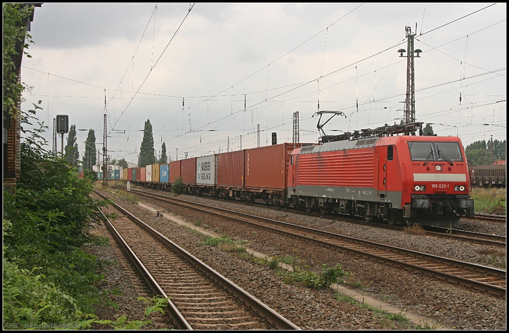 DB Schenker 189 020-1 mit sehr langen Containerzug in Magdeburg Eichenweiler am 09.08.2010