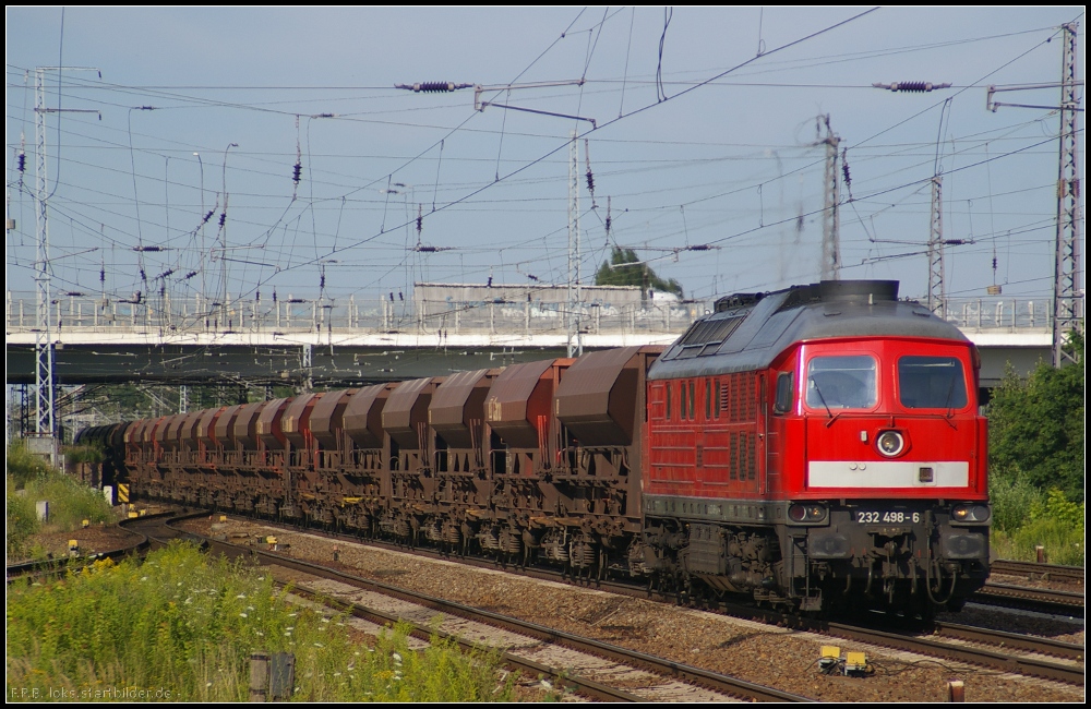 DB Schenker 232 498-6 mit Facns-Wagen am 23.07.2012 in Berlin Flughafen Schnefeld