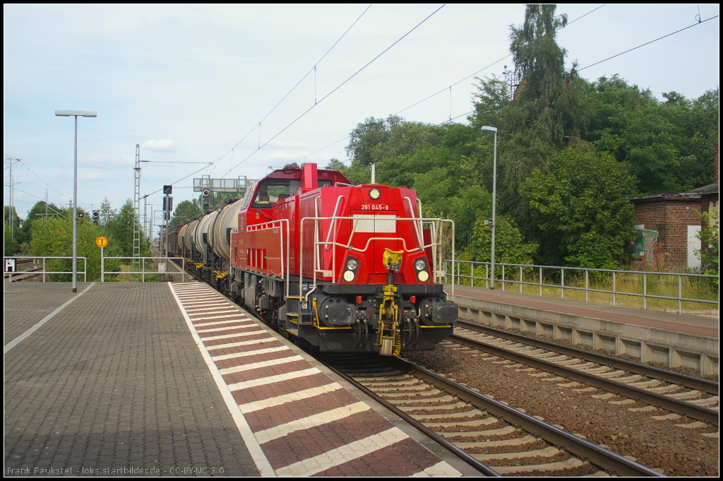 DB Schenker 261 045 mit Kesselwagen am 16.07.2013 in Burg (b. Magdeburg)