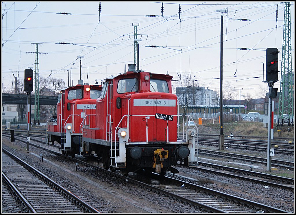 DB Schenker 362 943-3 (Rafael 16) und dahinter 362 863-3 (Rafael 15) warten auf neue Aufgaben (Cottbus 28.12.2009)