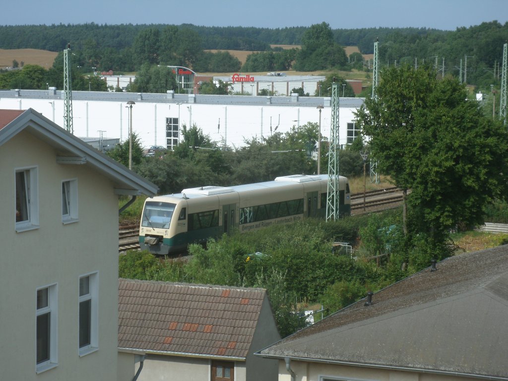 Den PRESS VT650 032-4,am 26.Juli 2013,an der nrdlichen Einfahrt von Bergen/Rgen sieht man nicht hufig,obwohl Dieser tglich nach Bergen/Rgen kommt.