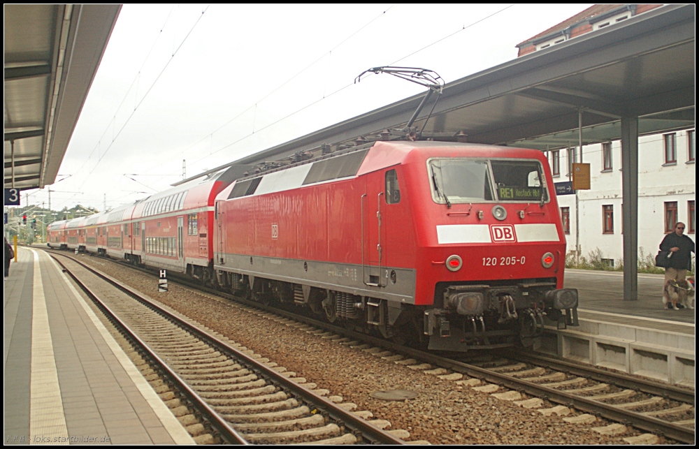 Den RE1 nach Rostock Hauptbahnhof schiebt 120 205-0 am 27.08.2011 von Schwerin