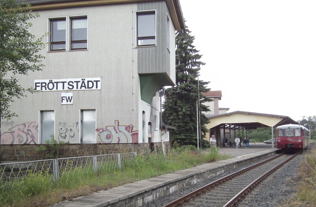 Der 772 140 steht im Bahnhof Fr�ttst�dt.Links das ehemalige Stellwerk