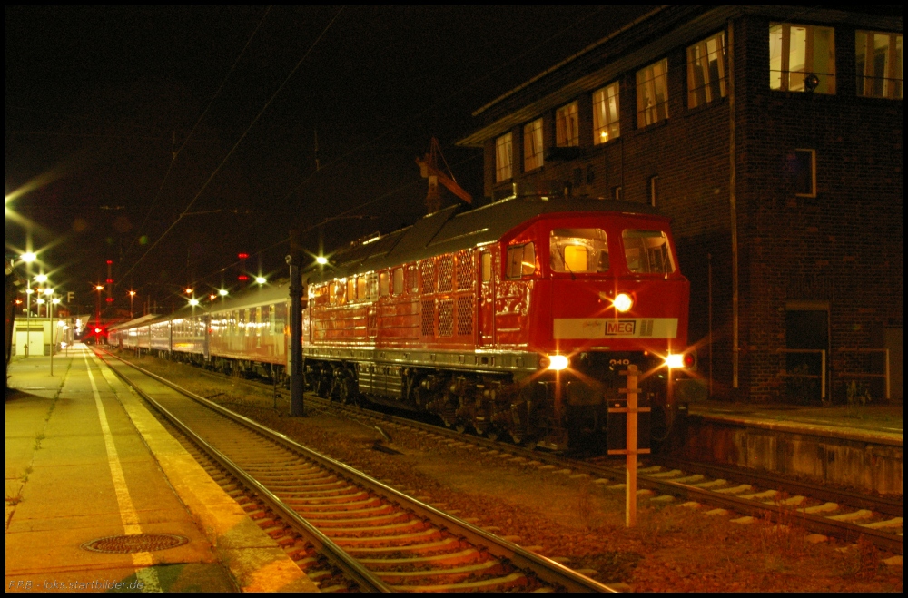 Der EN 446  Jan Kipura  war diesmal mit MEG 318 bespannt, jedoch nahm es der Tf ein wenig zu genau mit dem Halt vor der H-Tafel. Die Lok war an DB Fernverkehr ausgeliehen (NVR-Nummer 92 80 1232 690-8 D-MEG, gesehen Berlin Lichtenberg 17.06.2011)